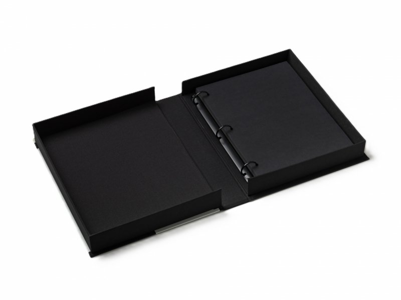 Album z czarnymi kartami na wspomnienia