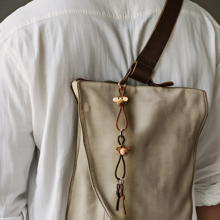 Kay Bojesen brelok Monkey z drewna FSC® i paskiem skórzanym