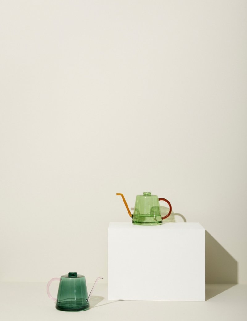 Stylowa konewka z dmuchanego szkła marki Hübsch