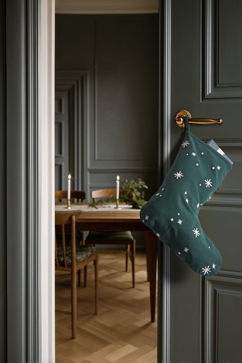 Świąteczna skarpeta na prezenty Juna Christmas Fable z haftem gwiazdek