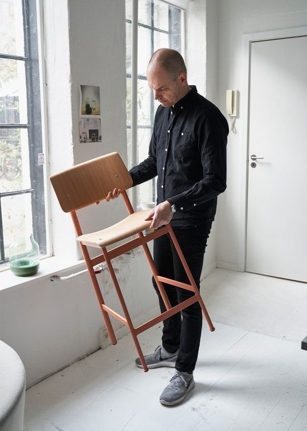 Muuto LOFT Hoker - Stołek Barowy 75 cm Czarny / Siedzisko Ciemnobrązowe