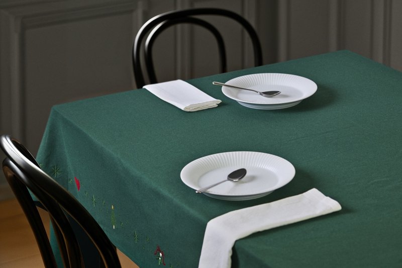 Obrus świąteczny Christmas Fable zielony 150×320 cm z haftem reniferów