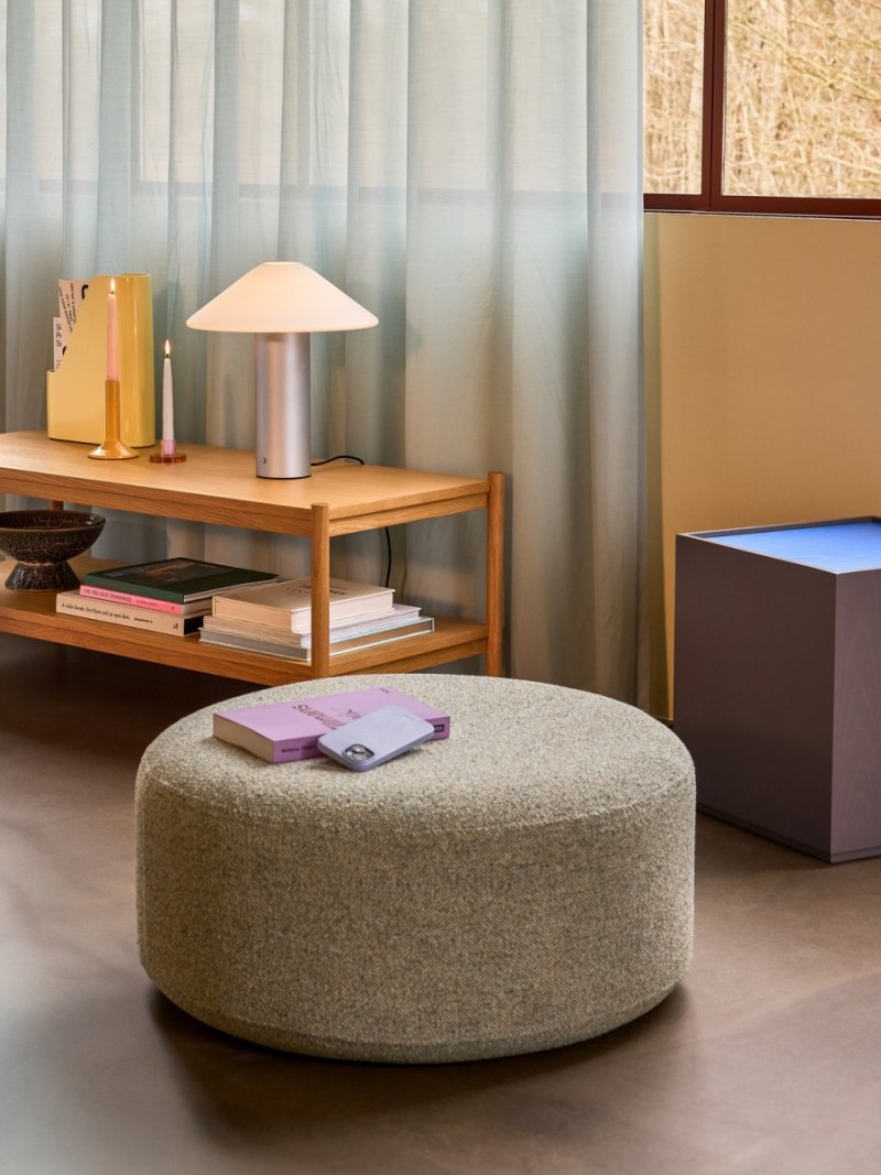 Stylowa lampa stołowa w matowym srebrze od Hübsch