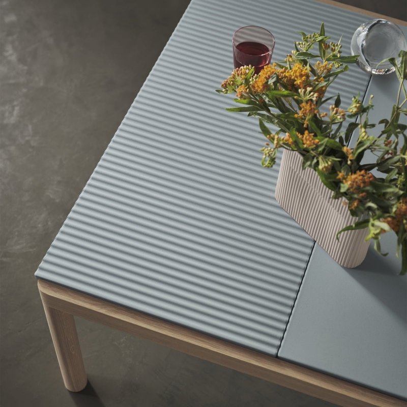 Muuto COUPLE Stolik Kawowy z Ceramicznym Blatem 84x40 cm / Ciemny Dąb - Blat Gładki Piaskowy Sand