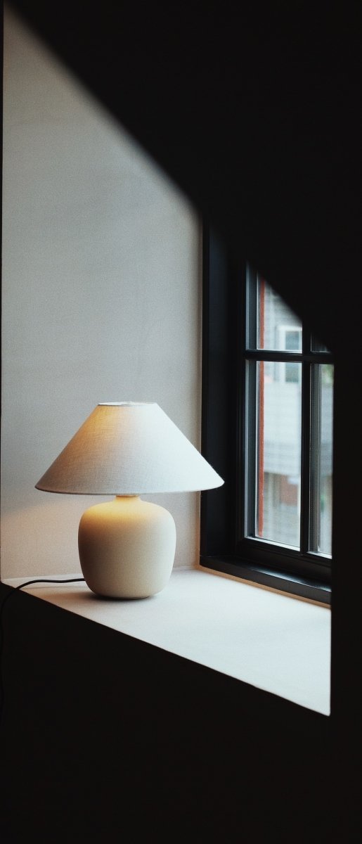 Audo TORSO Lampa Stołowa z Kloszem / Piaskowa