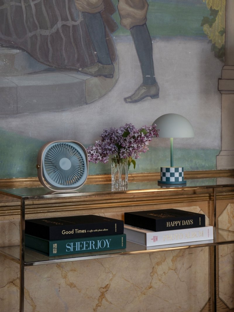 Niebieski foliowany napis na okładce albumu SHEER Joy