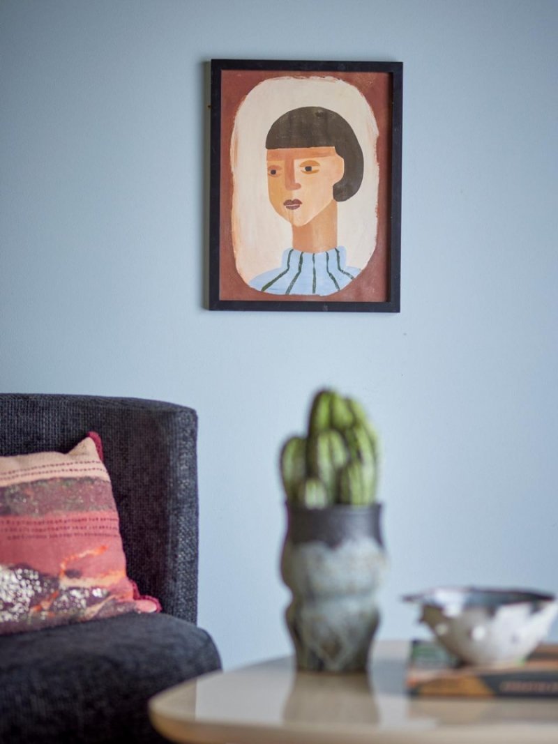 Obraz Amanda Bloomingville w ciemnych odcieniach na jasnym tle