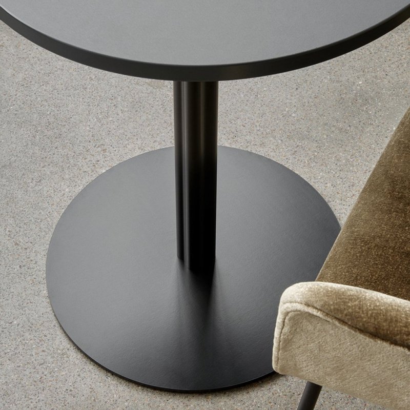 Menu HARBOUR COLUMN Stół Okrągły 60 cm Blat Fornir Dębowy - Czarny