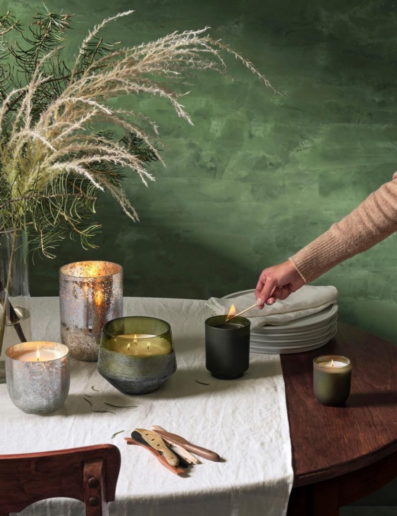 Świeca Balsam &amp; Cedar ILLUME zapalona we wnętrzu salonu