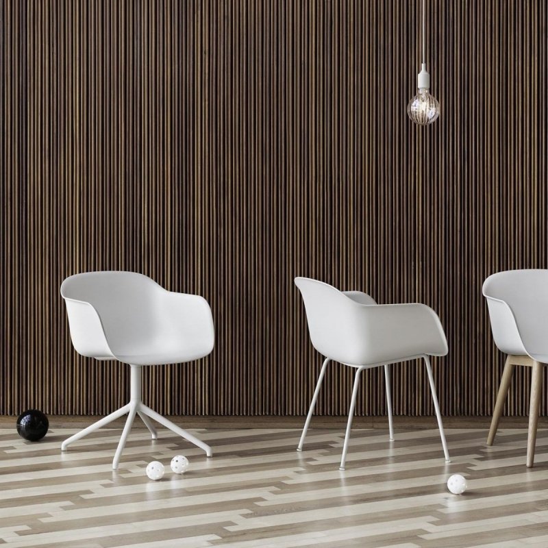 Muuto FIBER ARMCHAIR WOOD BASE Krzesło - Białe z Tapicerowanym Siedziskiem w Kolorze Szarym /Drewniana Rama Naturalna