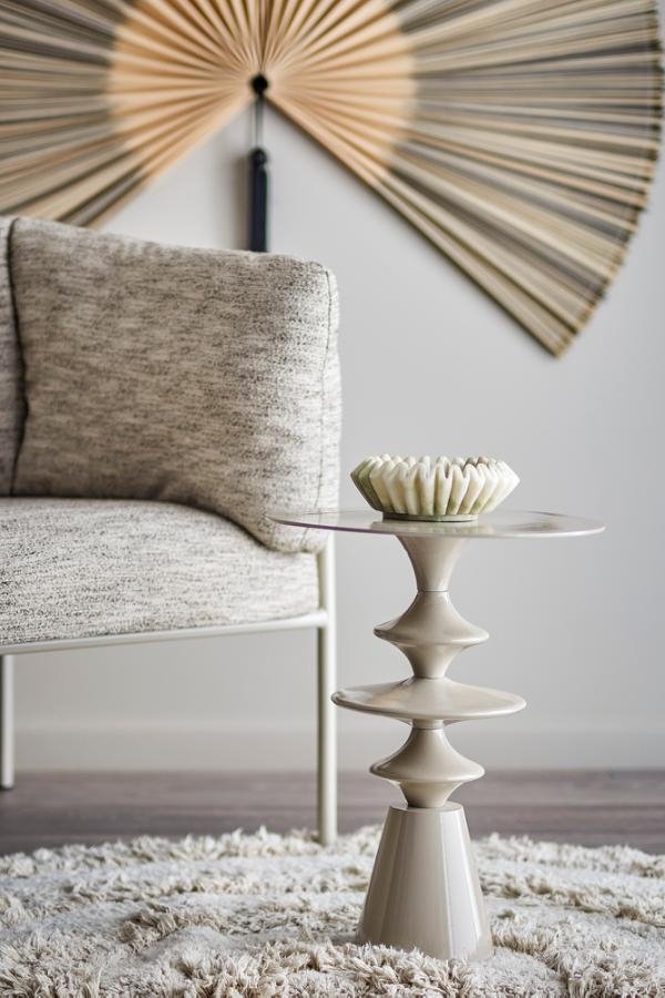 stolik boczny Samio Bloomingville aluminium beżowy