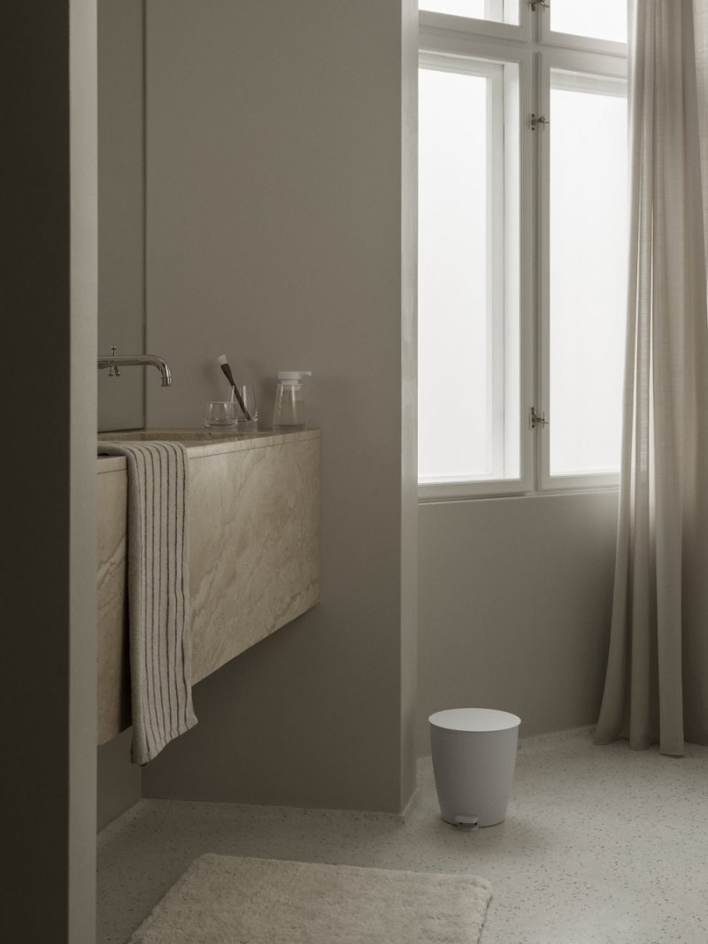 Blomus AVA Pojemnik Łazienkowy z Pokrywką / Biały