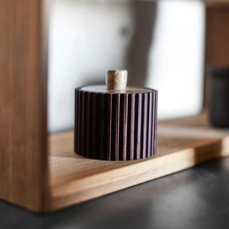 Pojemnik Yami marki MUUBS wykonany z karbonizowanego drewna jesionowego z marmurową pokrywką – widok z góry na elegancki kontrast materiałów