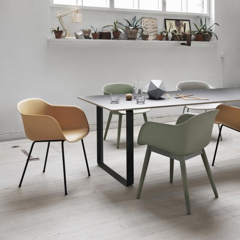 Muuto FIBER ARMCHAIR WOOD BASE Krzesło - Czarne /Drewniana Rama