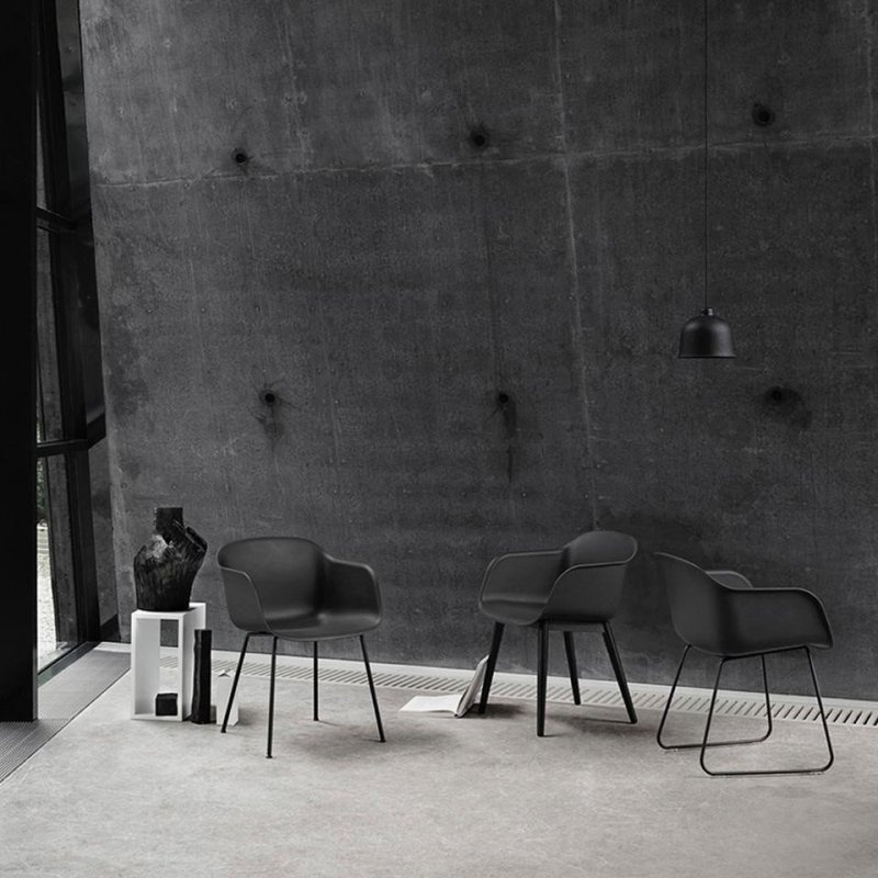 Muuto FIBER ARMCHAIR WOOD BASE Krzesło - Białe z Tapicerowanym Siedziskiem w Kolorze Szarym /Drewniana Rama Naturalna