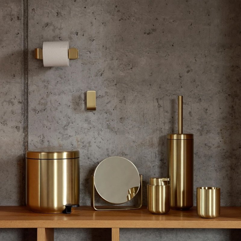 Kubek na szczoteczki Ume Zone Denmark w kolorze mosiądzu wykonany ze stali