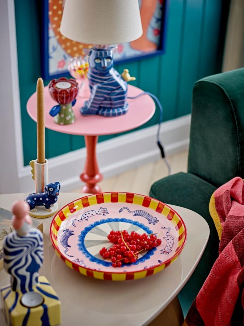 Detal ręcznie malowanego wzoru na misce Missy