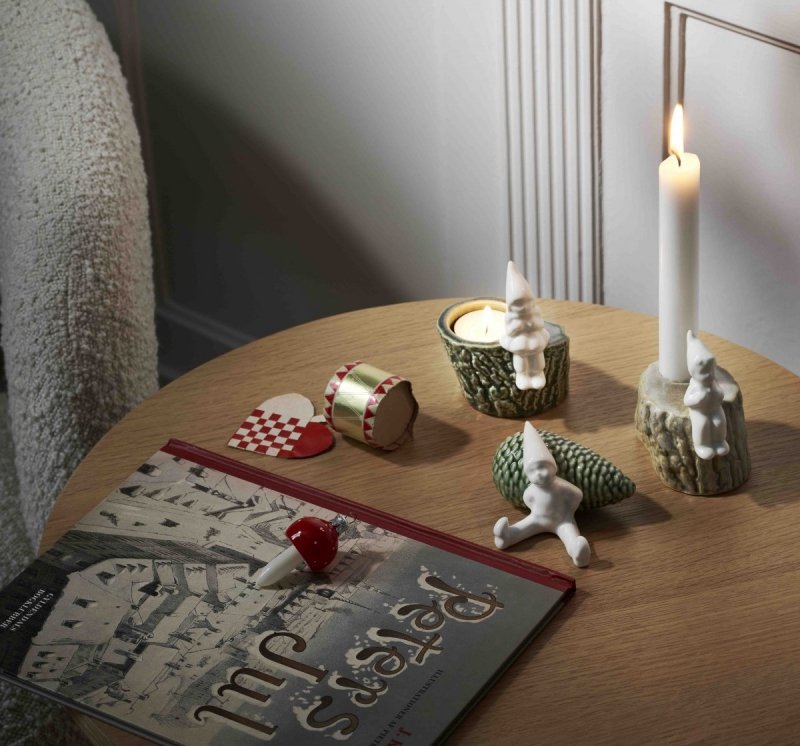 Kähler CHRISTMAS Porcelanowa Figurka Świąteczna - Odpoczywający Elf na Szyszce