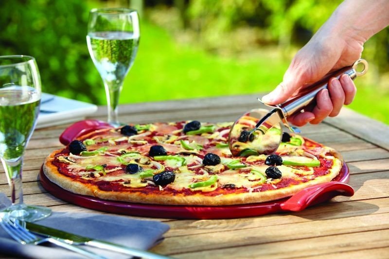 Emile Henry - Kamień do Pieczenia Pizzy Karbowany 37 cm Czerwony