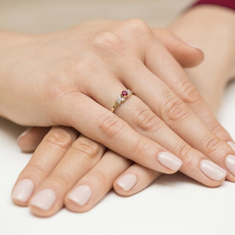 Pierścionek złoty 585 z brylantami 0,02ct rubinem 0,15ct W-414