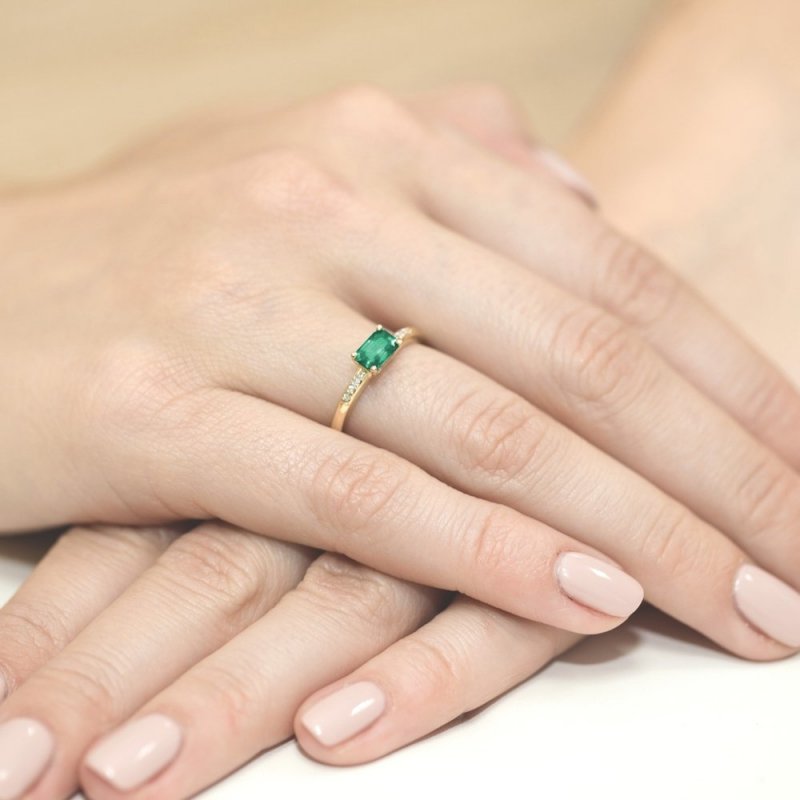 Pierścionek złoty 585 z brylantami 0,03ct szmaragdem 0,40ct W-77