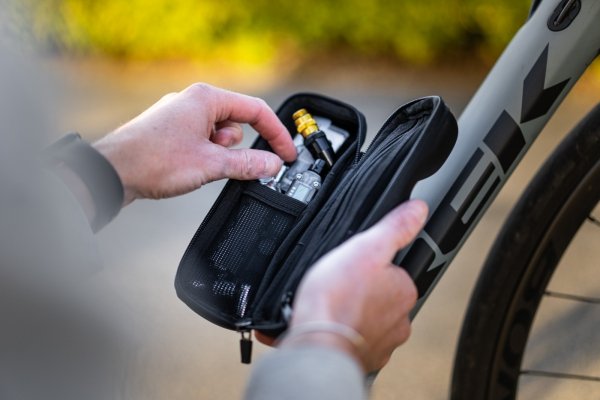 Pojemnik narzędziowy Lezyne Flow Tool Caddy Pro — czarny