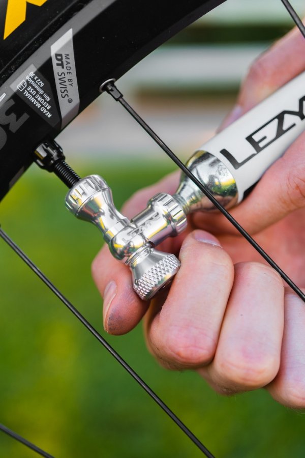 Głowica CO₂ Lezyne Control Drive CNC — srebrna