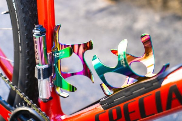 Koszyk na bidon Lezyne Bottle CNC Cage AL — czarny, aluminium CNC