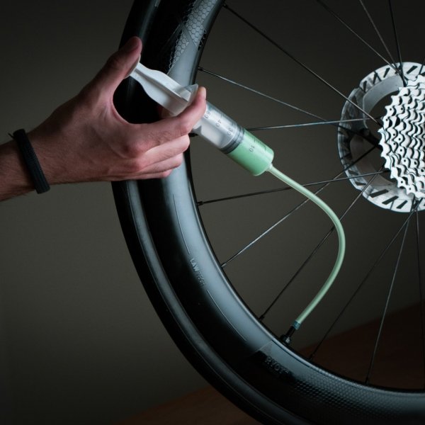 Uszczelniacz tubeless Dynamic Bar Keeper Pro 1 l — szybkie uszczelnianie i ochrona przed przebiciami