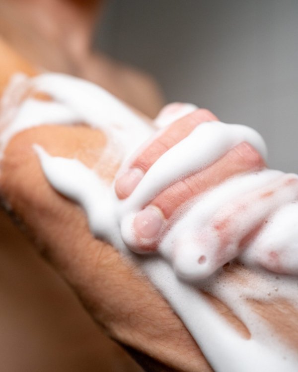 Dynamic Shower n Shave to praktyczna pianka 2 w 1 — do użycia pod prysznicem oraz do golenia, w pojemności 200 ml; zapewnia komfortową aplikację, pomaga zmiękczyć zarost i ułatwia gładkie golenie, a jednocześnie sprawdza się jako szybki kosmetyk do odświe