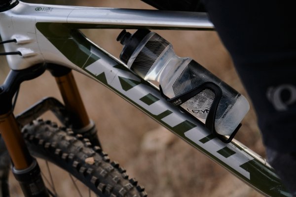 Koszyk na bidon Lezyne Flow Cage SL-L Enhanced — lewy, ciemnozielony