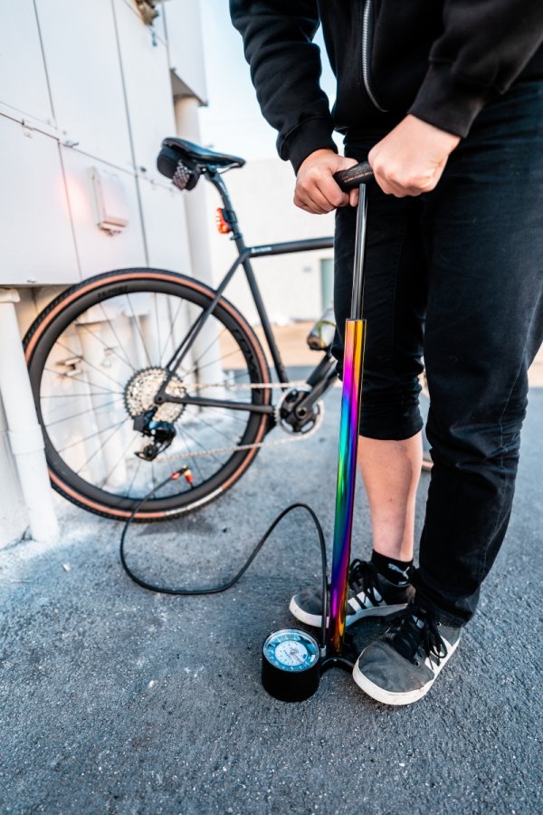 Pompka podłogowa Lezyne Classic Floor Drive — biała, 220 PSI, 63,5 cm 