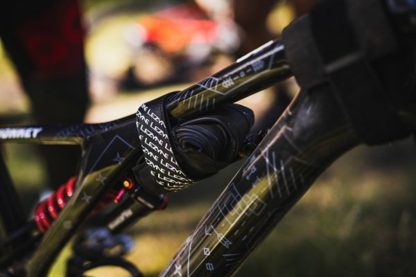 Organizer na ramę / sztycę Lezyne Sendit Caddy — czarny