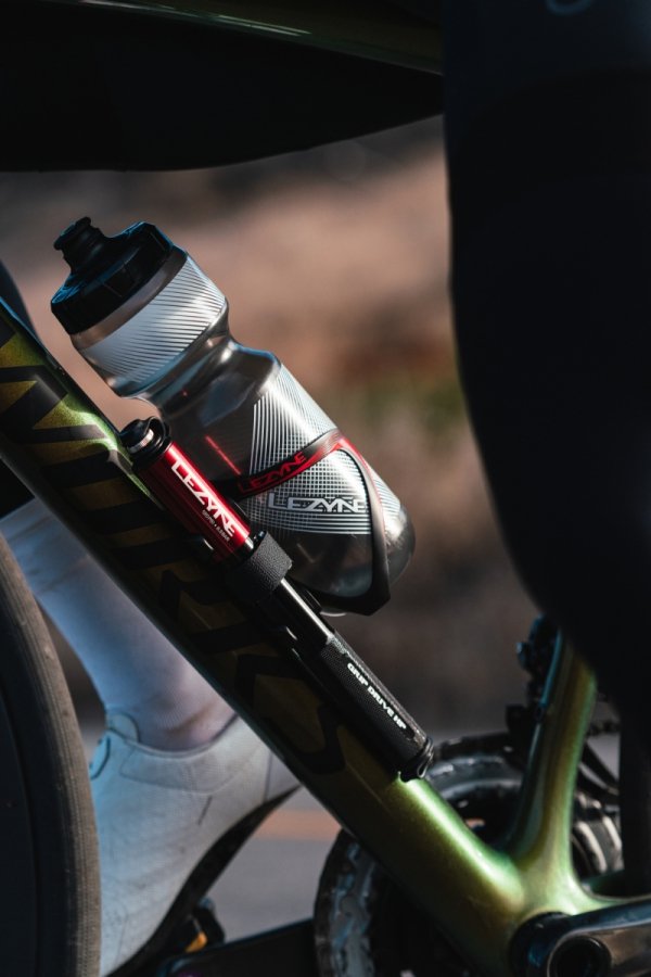 Pompka ręczna Lezyne Grip Drive HP Medium — czarna, 120 PSI (23,1 cm)