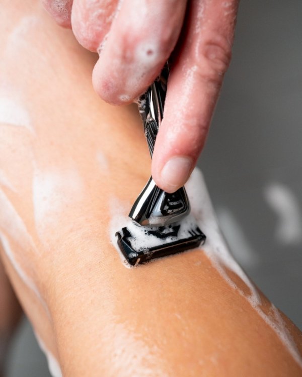 Dynamic Shower n Shave to praktyczna pianka 2 w 1 — do użycia pod prysznicem oraz do golenia, w pojemności 200 ml; zapewnia komfortową aplikację, pomaga zmiękczyć zarost i ułatwia gładkie golenie, a jednocześnie sprawdza się jako szybki kosmetyk do odświe