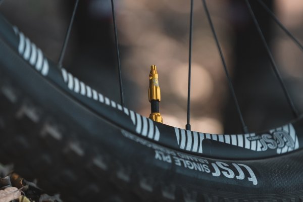 Zawory tubeless Lezyne Tubeless Valve CNC — aluminiowe - żółte
