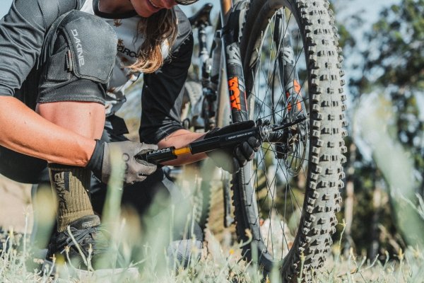 Pompka ręczna Lezyne Grip Drive HV Small — czerwona, 90 PSI (18,6 cm)