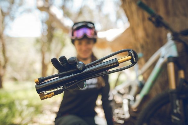 Mini pompka podłogowa Lezyne Micro Floor Drive HV — srebrna (High Volume, 90 PSI)