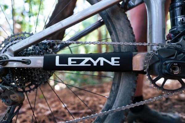 Ochraniacz widełek Lezyne Smart Chainstay Protector — czarny, rozmiar M
