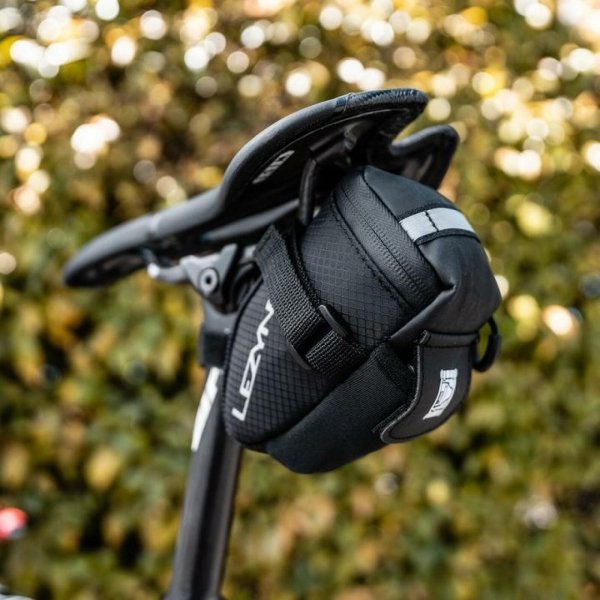 Torba podsiodłowa Lezyne M-Caddy Tubeless Kit (Loaded) — czarna, 0,5 l