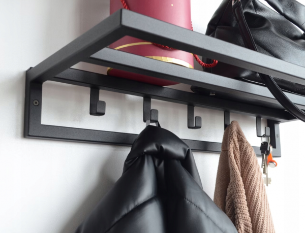 Wieszak w stylu loft na przedpokój z półką i wieszakami na ubrania  MetalFab