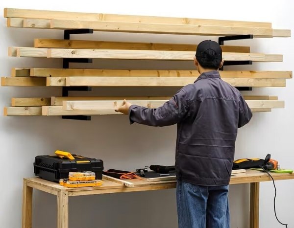 stalowy wieszak z półką do przechowywania desek MetalFab