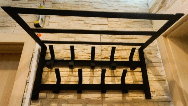 Wieszak w stylu loft na przedpokój 60 cm z półką i wieszakami na ubrania  MetalFab