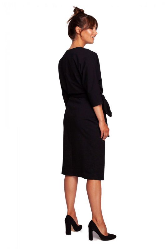 B241 Sukienka kopertowa z wiązanym paskiem - czarna