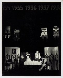 [Teatr Rozmaitości w Krakowie - sceny z przedstawienia Dwanaście krzeseł Ilji Ilfa i Eugeniusza Pietrowa]. [VIII 1967]. Zestaw 4 fotografii autorstwa Zbigniewa Łagockiego
