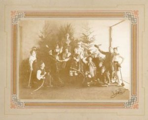 [FOTOGRAFIA - Żywe obrazy.]. [Pogodzenie się stanów w Polsce.]. 1892