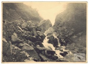[GÓRY - Karpaty - Beskidy Wschodnie - Połoniny Hryniawskie - wodospad Hromitny w Hryniawie - fotografia widokowa].