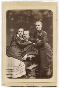 [FOTOGRAFIA portretowa - ujęcia w formacie gabinetowym].