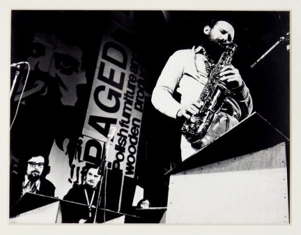 [NAHORNY Włodzimierz, fotografia]. Zdjęcie Mariana Saneckiego przedstawiające Włodzimierza Nahornego podczas występu na Jazz Jamboree '70.