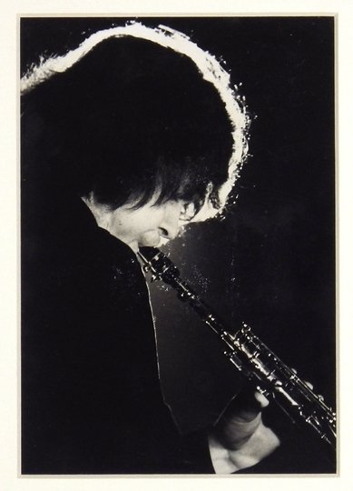 [ŻĄDŁO Leszek, fotografia]. Zdjęcie Lesława Sagana przedstawiające Leszka Żądło podczas występu na festiwalu Jazz nad Odrą w III 1975.